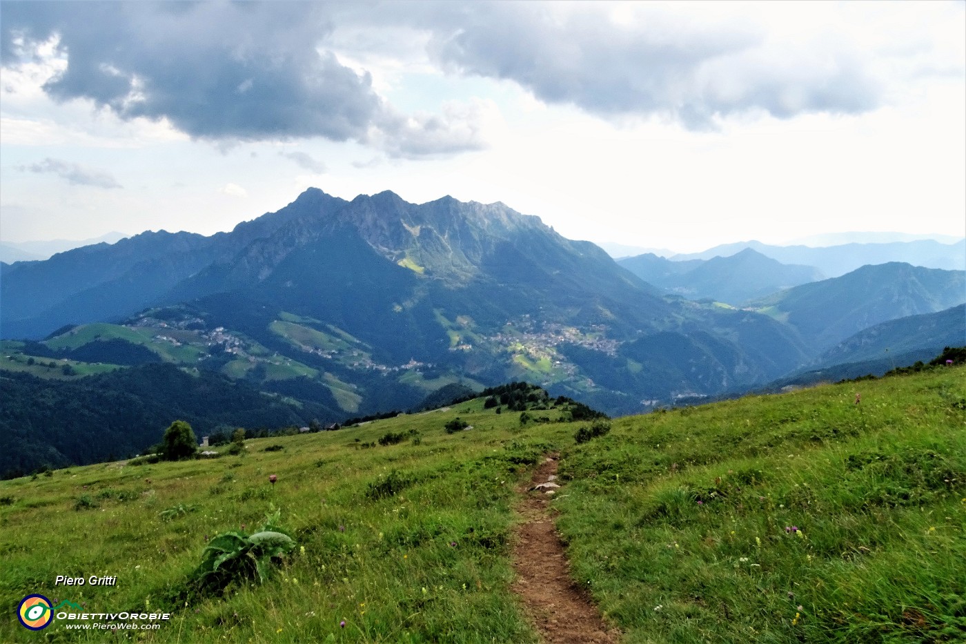 95 Scendo al parcheggio d'Alpe Arera con vista in Alben.JPG